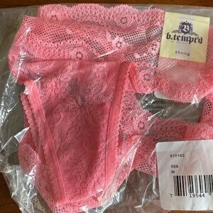 M Thong b.tempt'd NWT Lace Kiss Panties Medium by Wacoal Pink